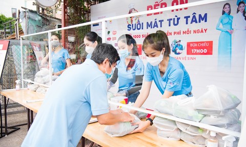 Bếp ăn 0 đồng của các hoa hậu, á hậu phục vụ bà con nghèo tại TPHCM - Vimarsana News