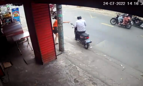 Nữ nhân viên lao theo kéo chiếc xe máy bị trộm, ngã lăn ra đường bị thương tích