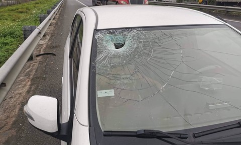 Xác minh vụ cục đá ‘rơi’ vỡ kính ô tô trên cao tốc TPHCM – Trung Lương