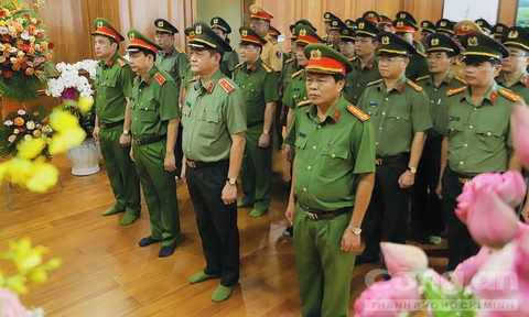 Đoàn đại biểu Công an TPHCM dâng hoa tưởng nhớ Chủ tịch Hồ Chí Minh