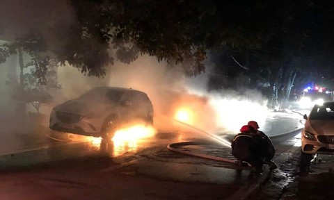 Hai ô tô đậu trước nhà dân cháy rụi trong đêm