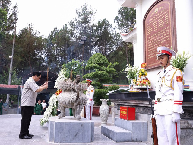 Thủ Tướng Dâng Hương Tưởng Niệm Tại Khu Di Tích Ngã Ba Đồng Lộc